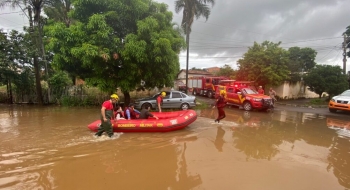 Forte chuva em Goiânia causa alagamentos e transtornos para moradores